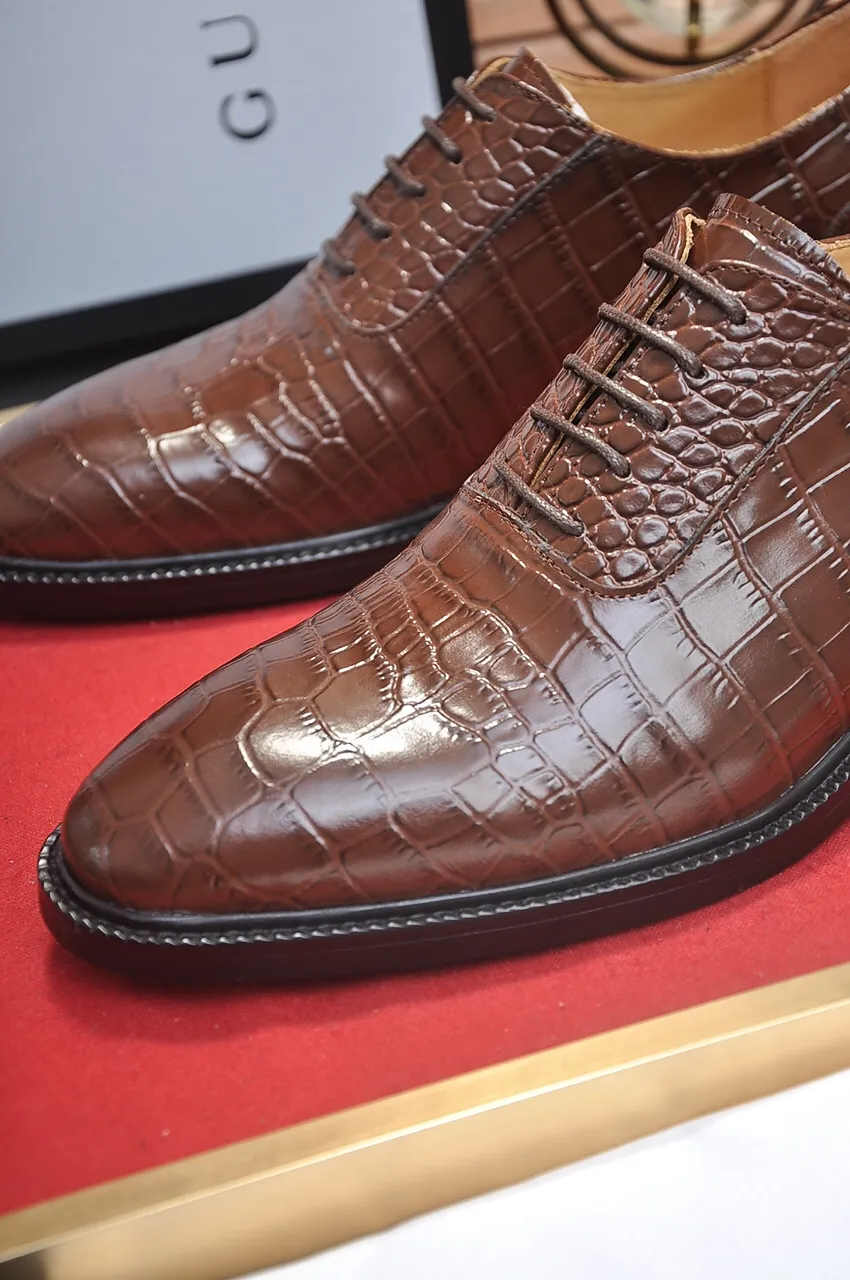 Men's shoes💰540💶Italy's top luxury men's shoe giant (GUCCI) (Gucci) (full cowhide lining) new arrival🍃Original European style🔰 Pleasant to the eye😍In order to make the shoes more durable and non-deformable🌀The production continues to follow traditional methods but there is still no lack of innovation💪Choose original sheepskin for the leather♻️ Smooth and natural And extra bright ⭐Made of imported cowhide, the first choice of rich people 38-45 (45 customized)